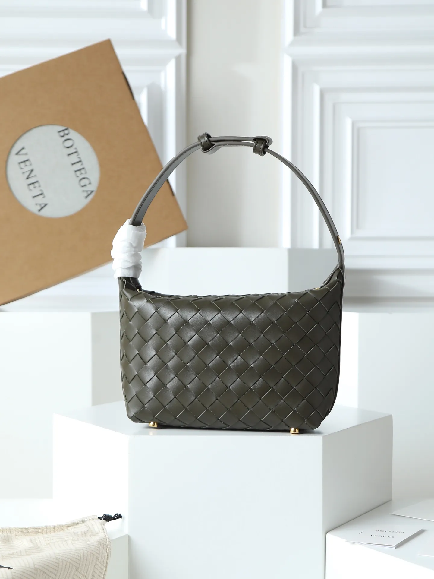 Batch 1620. A lunch bag that is predicted to be popular again this year. The entire bag is made of top-grade naa lambskin. It is very soft and lightweight. It also uses the intrecciato weaving process that the two founders spent several months developing from the beginning of the brand. It is completely hand-woven by Italian craftsmen. It perfectly reflects the craftsmanship of Bottega. The entire bag shape is also a very practical and popular lunch box bag shape. The slightly curved arc of the bag mouth can also better fit our wrists. Style number: 754443 Size: 22*13*9